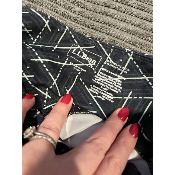 LL Bean Women’s XSmall Capri Leggings Geo Print Yoga EUC - Picture 3 of 7